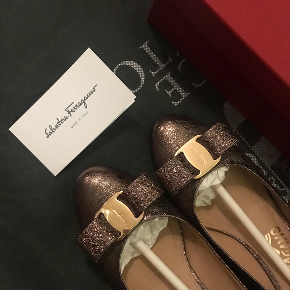 ✨Ferragamo vara bow gold glitter pump, sz 6B - Picture 6 of 8